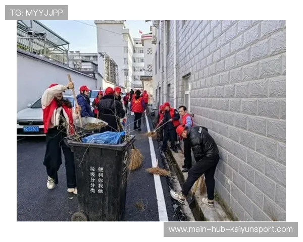 赛事期间环保志愿者组织清理赛场周边垃圾，赛事期间环保志愿者组织清理赛场周边垃圾
